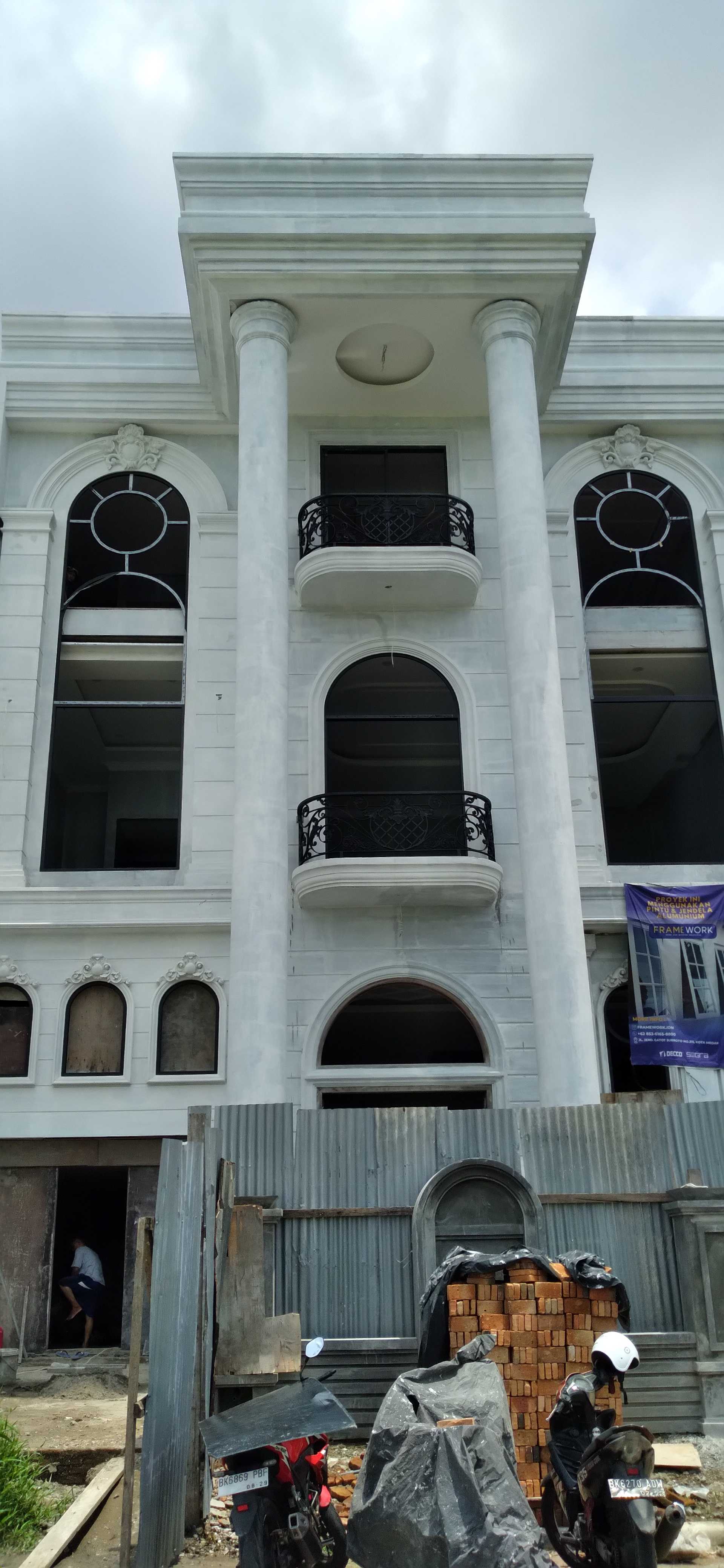 Pembangunan Rumah Di Komplek Polonia